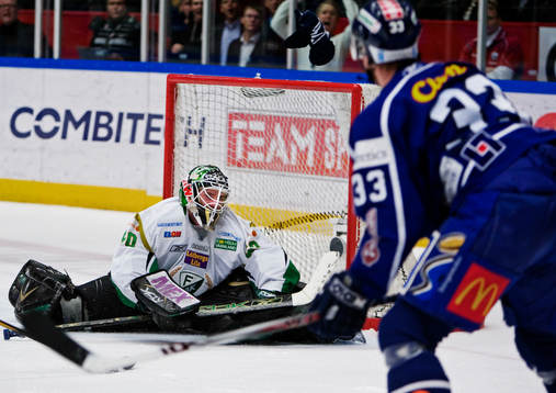 Jonas Gustavsson, målvakt, Färjestad, kan bara titta på
