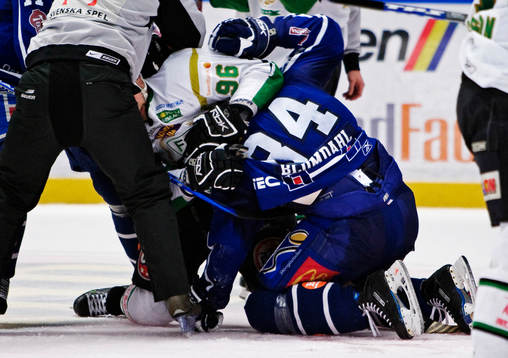 Fabian Brunnström, Färjestad, i slagsmål med Patric
