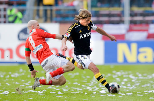 Henrik Rydström, Kalmar, attackerar Daniel Tjernström, AIK
