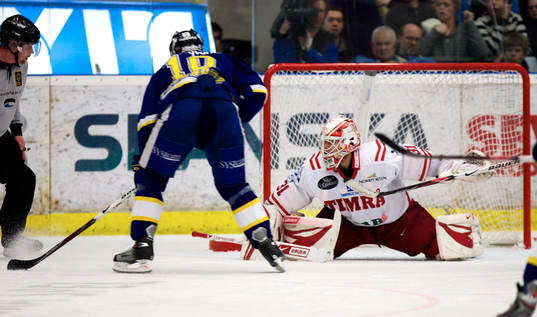 Johan Backlund, målvakt, släpper in 2-0 av Martin