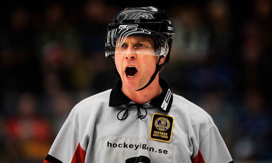 Ulf Rönnmark, domare, höjer rösten