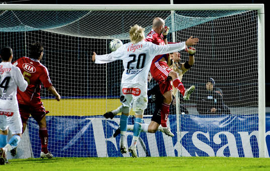 Jonas Wallerstedt, Göteborg gör 1-0. Jonas Sandqvist, MFF