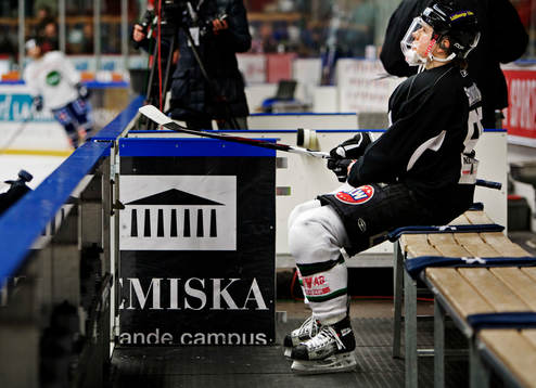 Mikael Johansson, Färjestad, blev skadad igår. Här vilar
