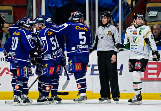 Mikael Håkanson, Linköping, gratuleras för sitt mål