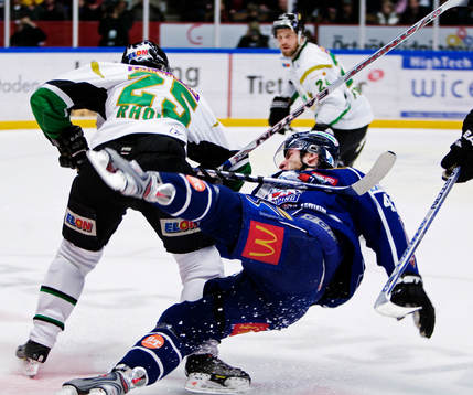 Thomas Rhodin, Färjestad, tacklar Tomas Surovy, Linköping