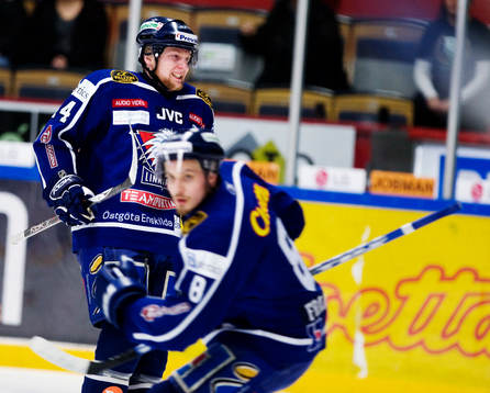 Jonas Junland, Linköping, åker av isen med smärta