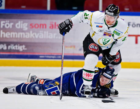 Jörgen Jönsson, Färjestad, trampar över Fredrik Emvall,