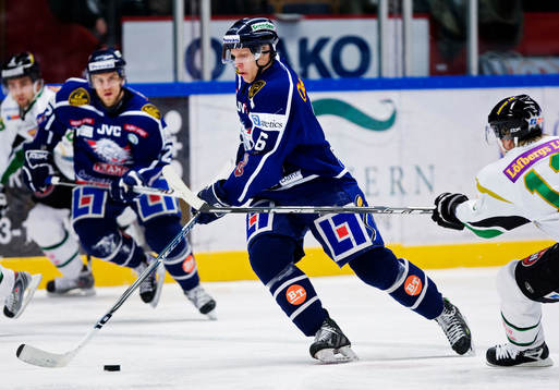 Calle Gunnarsson, Linköping, tar sig förbi Esa Pirnes,