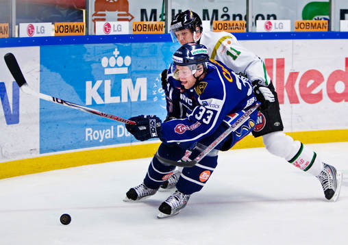 Fredrik Emvall, Linköping, blir tacklad av  Jesper