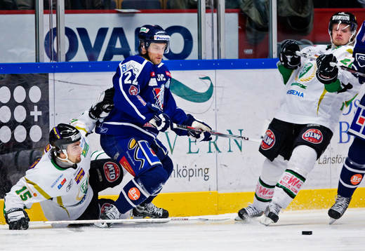 Dominik Granak, Färjestad, drar i Mattias Carlsson,