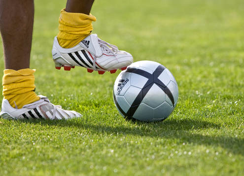 Fot, boll, gräsmatta, fotbollsskor, Adidas. Genre