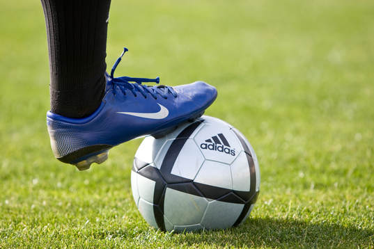 Fot, boll, gräsmatta, fotbollsskor, Adidas, Nike. Genre