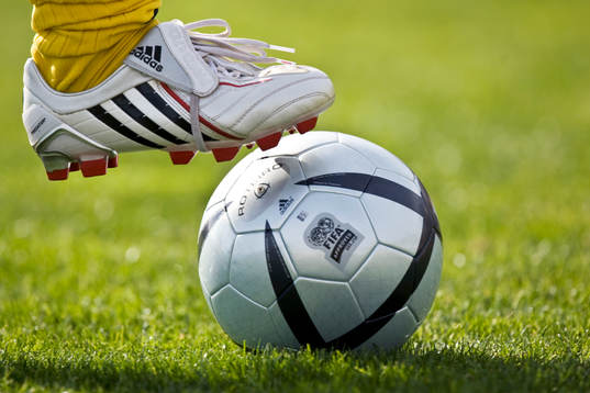 Fot, boll, gräsmatta, fotbollsskor, Adidas. Genre