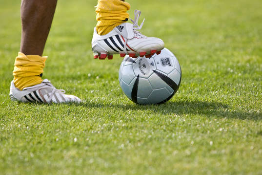 Fot, boll, gräsmatta, fotbollsskor, Adidas. Genre