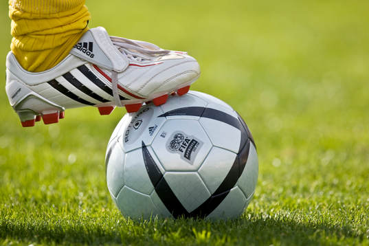 Fot, boll, gräsmatta, fotbollsskor, Adidas. Genre