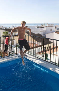 Bobby Alm Nilsson vid poolen på hotellets tak