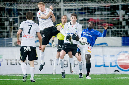 Patrik Haginge, hoppar in framför Magnus Wikström,