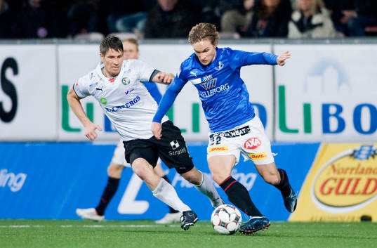 Jonas Bjurström, Trelleborg, försöker hålla undan
