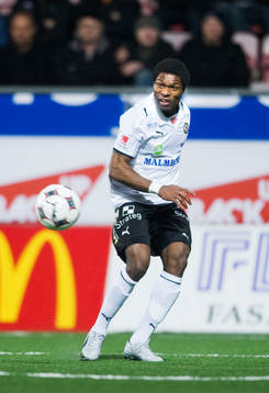 Samuel Wowoah, Örebro, lägger in mål bollen