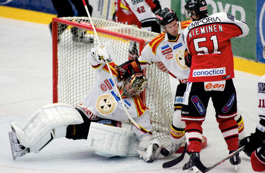 Ville Nieminen, Mamö försöker fin in pucken bakom Jacob