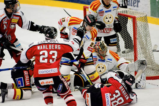 Trångt framför Markus Korhonen, Brynäs målvakt