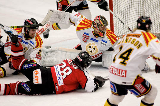 Frank Banham, Malmö, kastar sig för att få in pucken