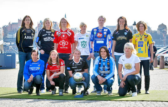 Bak fr.v. Lisa de Vanna, AIK, , Stina Segerström Örebro,