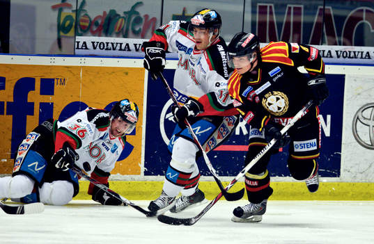 Nicholas Angell, Brynäs mot Juuso Hietanen och Mikael