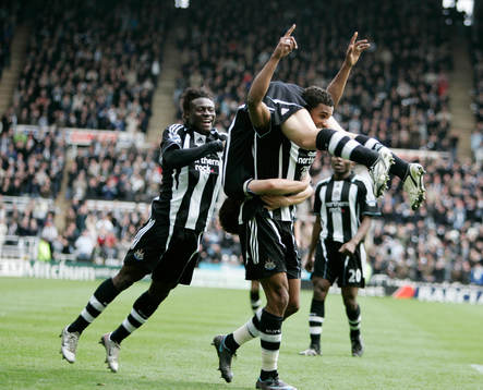 Michael Owen, Habib Beye och Obafemi Martins, jubel