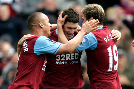 Gareth Barry,  Gabriel Agbonlahor och Stiliyan Petrov, jubel