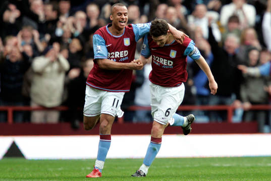 Gareth Barry och Gabriel Agbonlahor, jubel