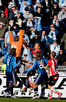 Pa Dembo Tourray, målvakt, Djurgården, räddar ett skott
