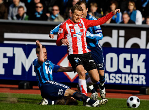 Mattias Jonson, Djurgården, tacklar Jonatan Johansson,
