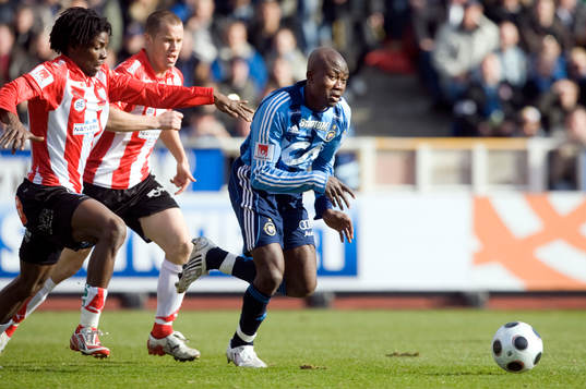Jones Kusi Asare, Djurgården, rycker ifrån Jimmy Dixon,