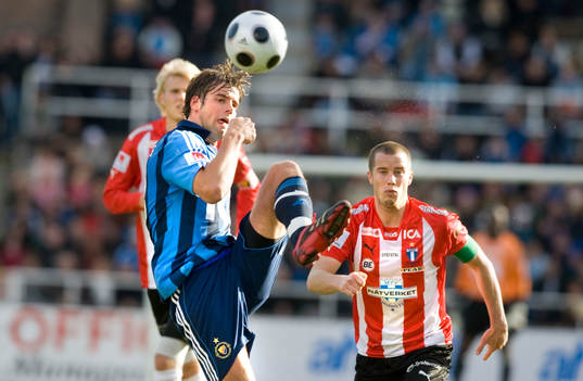 Mikael Dahlberg, Djurgården, spelar upp boll