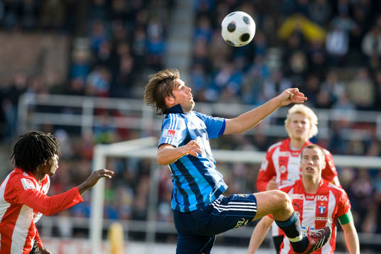 Mikael Dahlberg, Djurgården, vinner boll