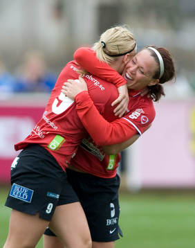 Frida Petersson och Elin Bjerre kramar om varandra