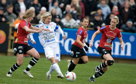 Victoria Svensson hårt uppvaktad av KDFF:s Sofie Persson,