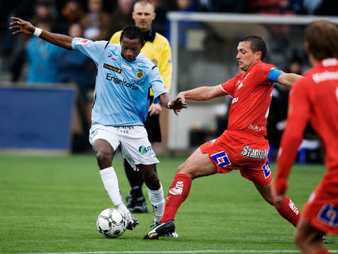 Yannick Bapupa, Gefle, tar sig förbi en Norrköping-spelare