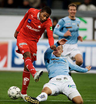 Anders Wikström, Gefle, stoppar Andreas Haglund,