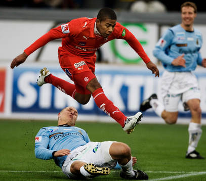Andreas Haglund, Norrköping, skjuter bollen ovanför