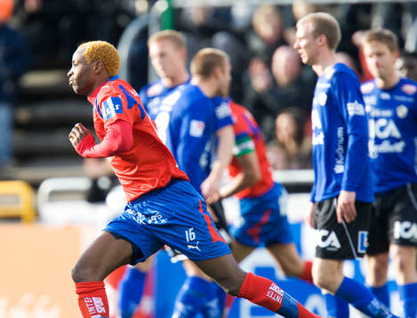 Målskytten René Makondele har gjort 1-0 och hela Halmstad