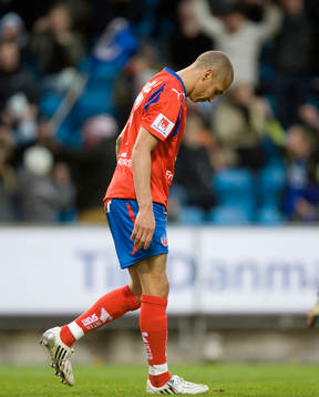 Henrik Larsson har just missat straffen. Depp