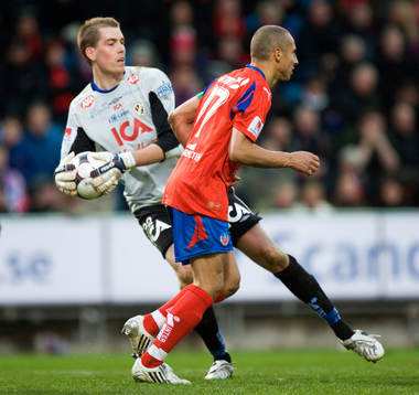 Henrik Larsson har just missat straffen och är på väg