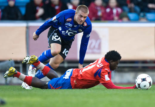 Jesper Westerberg, Halmstad, fäller Razak Omotoyossi,
