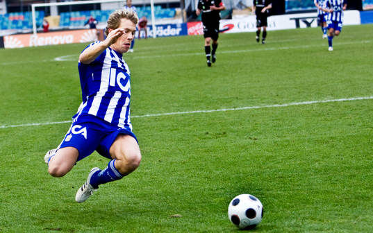 Daniel Alexandersson, Göteborg, kastar sig