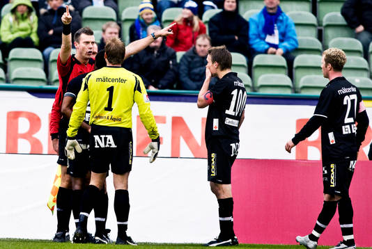 Daniel Stålhammar, domare, avvärjer protester från Peter