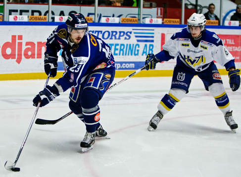 Niklas Persson, Linköping, med pucken
