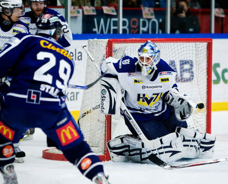 Kim Staal, Linköping, gör mål på Stefan Liv, målvakt,