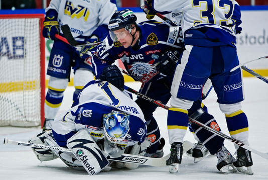Fredrik Emvall, Linköping, trycks ner ovanpå Stefan Liv,